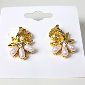 AVON GENUINE FRESHWATER PEARL PIERCED EARRINGS DS Signed